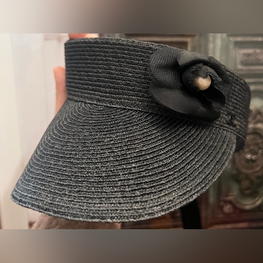 CHANEL BLACK RAFFIA 2018 CAMELLIA VISOR Like New - Picture 2 of 9